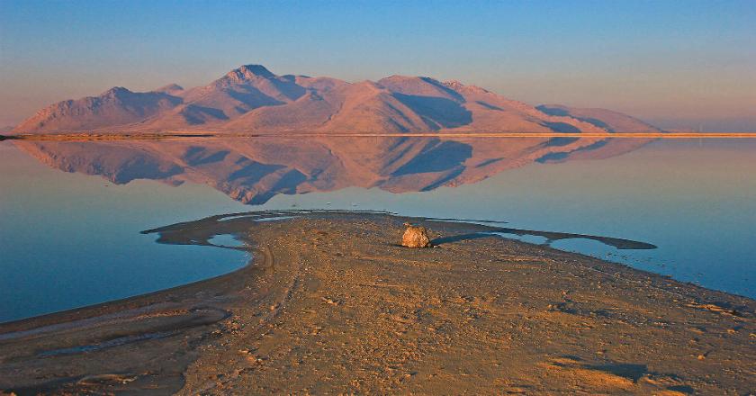 'The Power of God', Dua Warna Air Laut di Great Salt Lake Utah Curi Perhatian Netizen