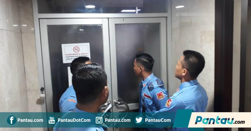 Ruang Kerja Dua Anggota DPR Diduga Terkena Peluru Nyasar