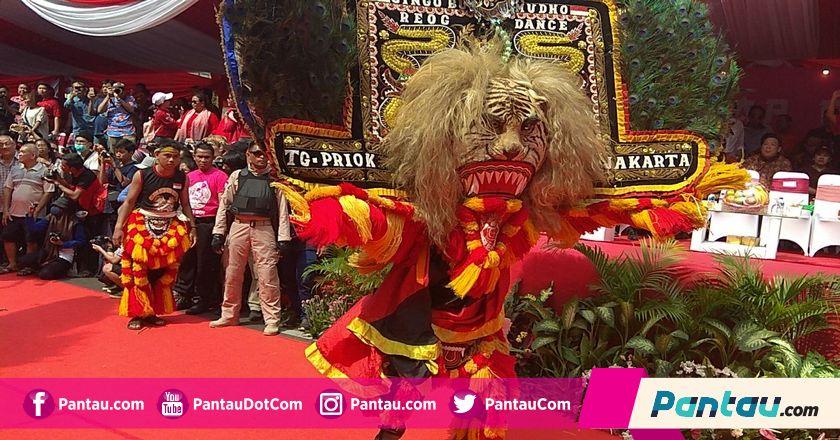 Usai Nikahkan Adik, Jokowi Pergi Nonton Reog