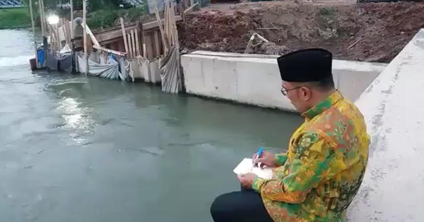 Pantau Video: Sambil Duduk Santai, Begini Gaya Kang Emil Mendesain Pola Kalimalang Bekasi