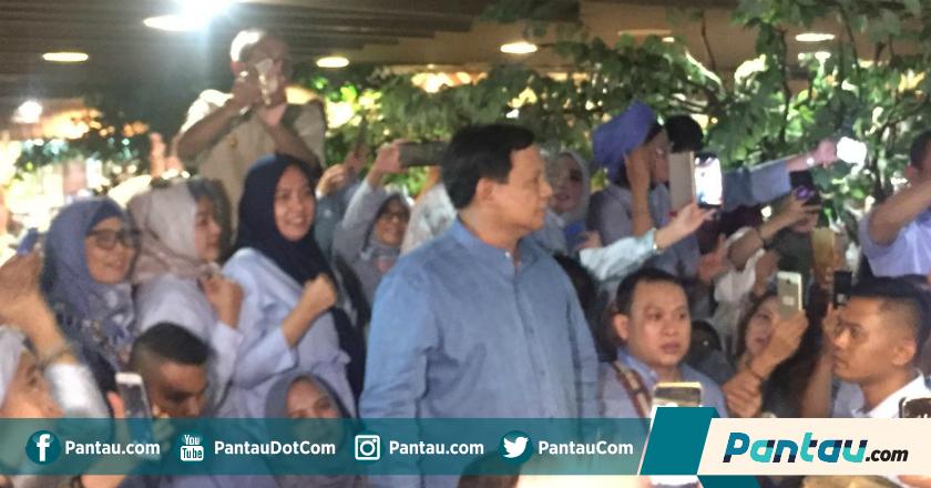 Di Hari Ulang Tahunnya, Ini yang Dilakukan Prabowo Bersama Emak-emak