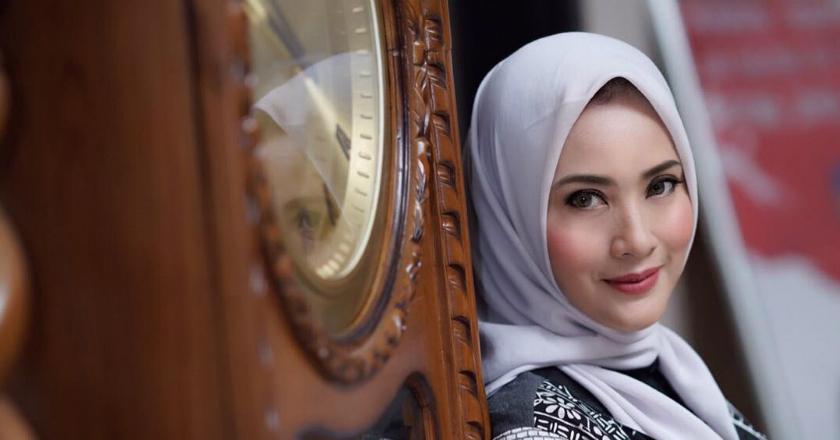 Hampir Satu Jam Terjebak di Dalam Lift, Elma Theana Nyaris Pingsan