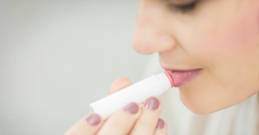 Selain untuk Kesehatan Bibir, Ternyata Ada Lho Manfaat Lain dari Lip Balm