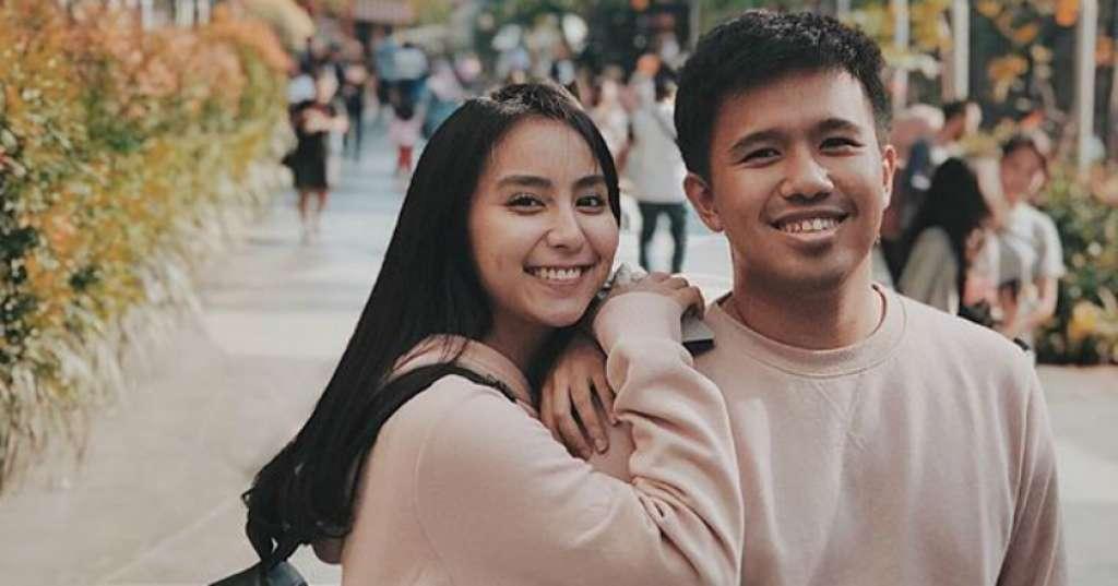 Makin Mesra, Netizen Masih Ragukan Hubungan Joshua Suherman-Clairine Clay