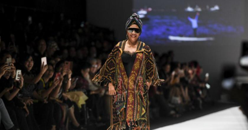 Lewat Busana Bertema 'Badai Pasti Berlalu', Anne Avante Sampaikan Pesan Peduli Bencana