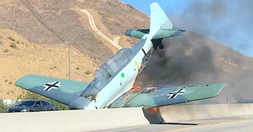Boom! Sebuah Pesawat Akrobatik Meledak Usai Jatuh di Jalan Raya California