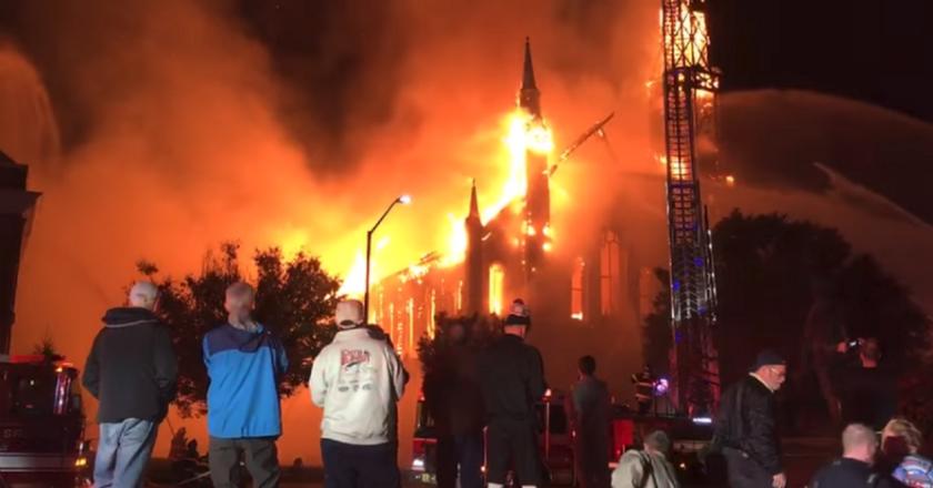 Gereja Bersejarah 150 Tahun Hangus Dilahap Si Jago Merah Usai Disambar Petir