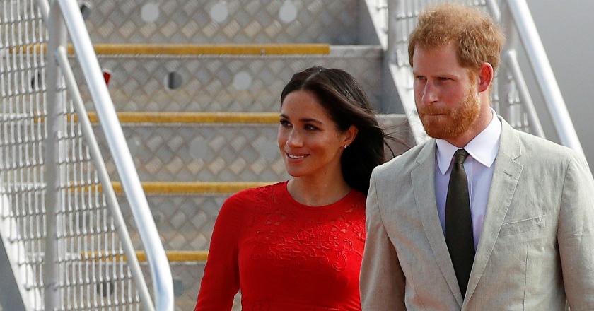 Duh, Label Harga Masih Terpasang di Gaun Meghan Saat Tiba di Tonga