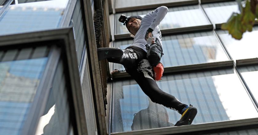 Nah Lho... 'Spiderman' Prancis Ditangkap Usai Panjat Gedung Tinggi di London