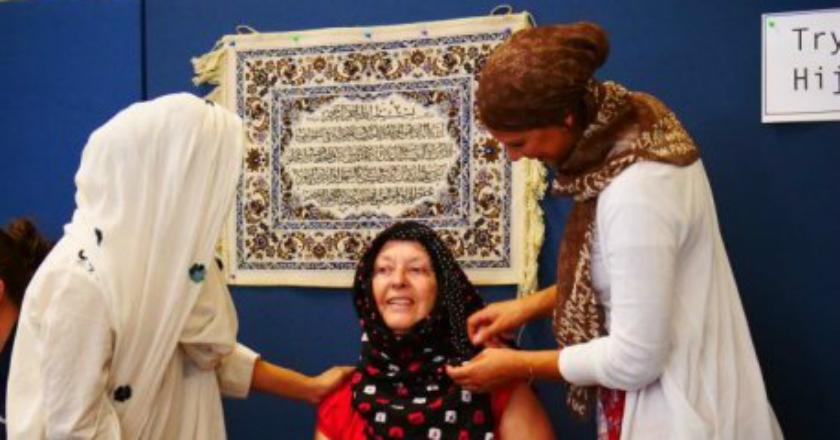Cegah Stigma, Muslimah Di Queensland Ajak Perempuan Non-Muslim Jajal Kenakan Hijab