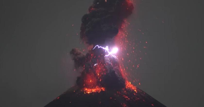 Russia Today: Kecantikan Lava Pijar Disertai Petir saat Erupsi Gunung Krakatau