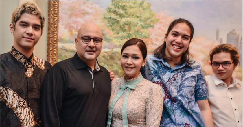 Baru Menikah, Maia Estianty 'Pamer' Foto Keluarga Bahagia