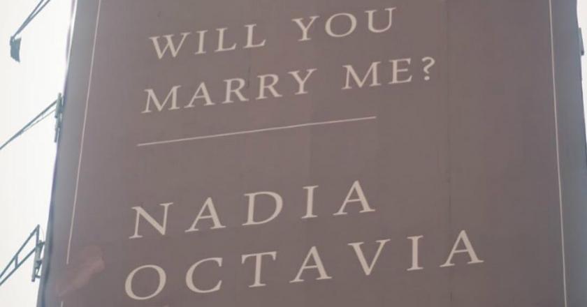 Gokil, Pria Ini Lamar Kekasih Menggunakan Billboard Iklan