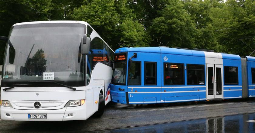 Lolos dari Lubang Jarum, Pria Ini Hampir 'Dicium' Bus yang Habis Tabrakan