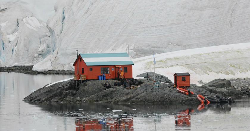 Seorang Ilmuan di Antartika Tusuk Koleganya, Alasannya Bikin Emosi