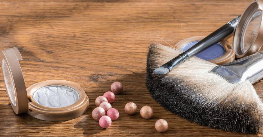 Ini Fungsi Memoleskan Bedak di Bibir Sebelum Pakai Lipstik