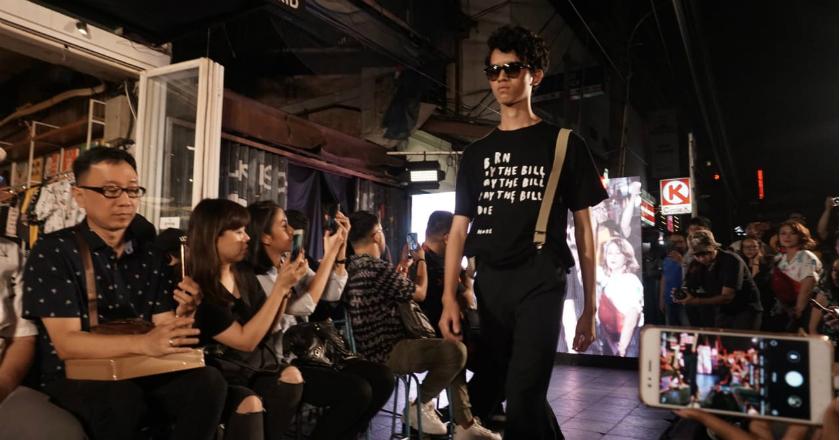 Meriah, 'Launching Apparel' Filosofi Kopi Tampilkan 'Fashion Show'