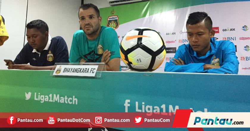 Bukan Soal Rekor, Ini yang Buat Simon McMenemy Kecewa Kalah dari Persib