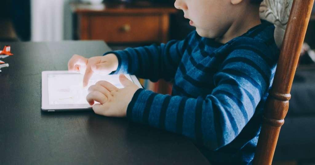 Menurut Penelitian, Ponsel Bisa Merusak Kesehatan Mental Anak