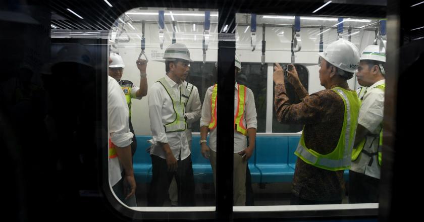 Tinjau Pembangunan MRT, Jokowi Naik MRT dari Bundaran HI ke Lebak Bulus