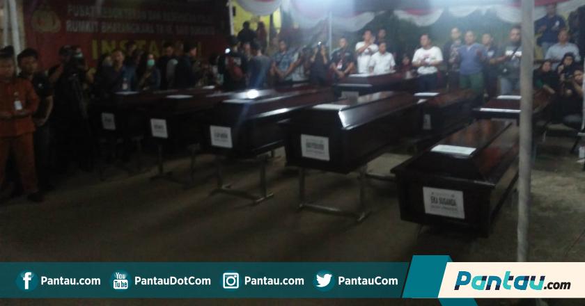 Isak Tangis Keluarga Korban Iringi Proses Pengembalian 13 Jenazah dari RS Polri