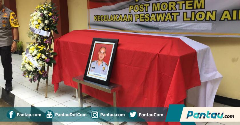 Nyanyian Lagu Batalyon Lepas AKBP Mito ke Peristirahatan Terakhirnya