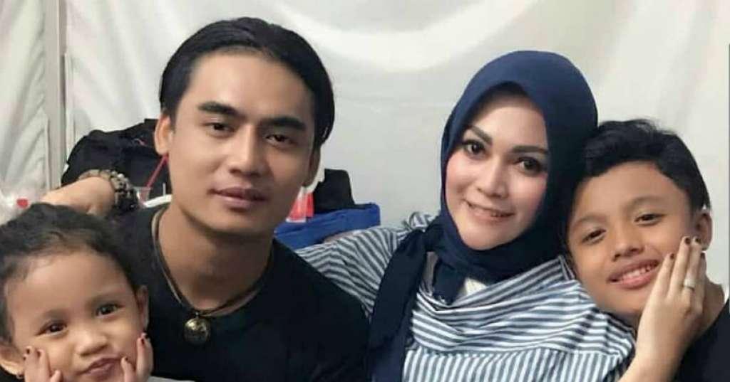 Untuk Kesekian Kalinya, Regina Cabut Gugatan Cerainya Terhadap Charly Van Houten