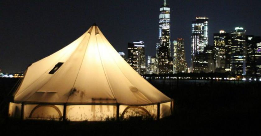 Nikmati Pengalaman Berkemah Mewah dengan Panorama Patung Liberty di Governors Island