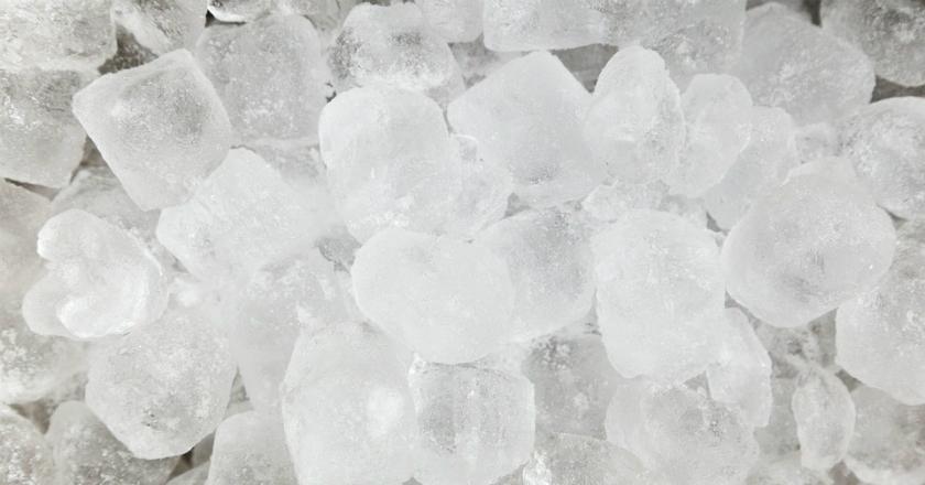 Boom! Balok Es dari Sebuah Pesawat Hujam Kamar Pria Ini seperti Ledakan Bom