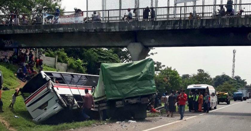 Kecelakaan Bus dan Truk di Tol Cikampek, 17 Orang Luka-luka