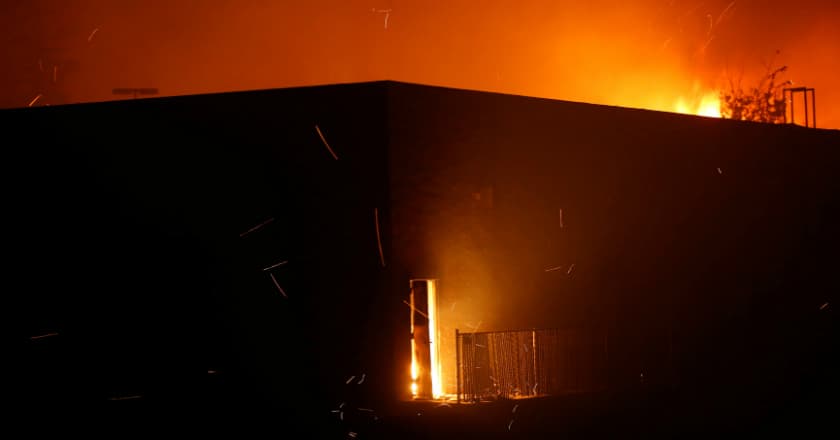 Kebakaran Besar Melanda California Utara, 27.000 Penduduk Mengungsi
