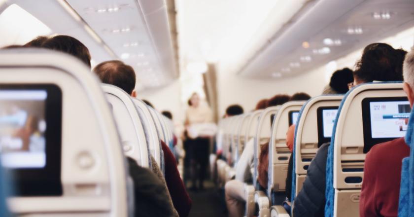 Aksi Pramugari Filipina Menyusui Bayi Penumpangnya di Pesawat Mendadak Viral