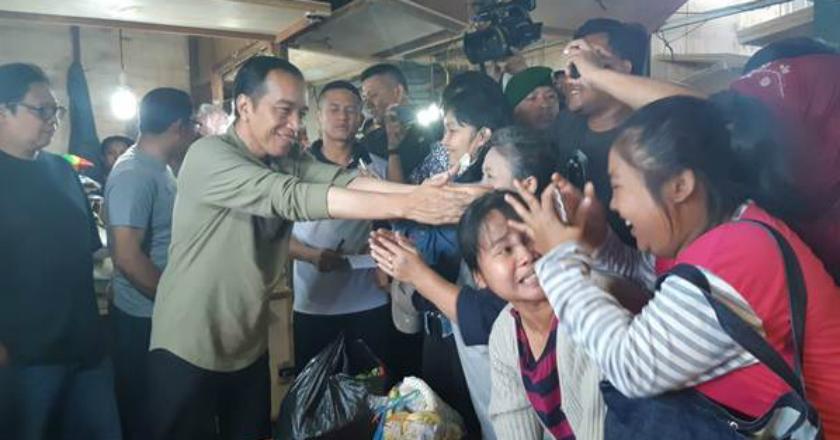 Jokowi Blusukan ke Pasar Cihaurgeulis Bandung, Bandingkan Harga Kebutuhan Pokok