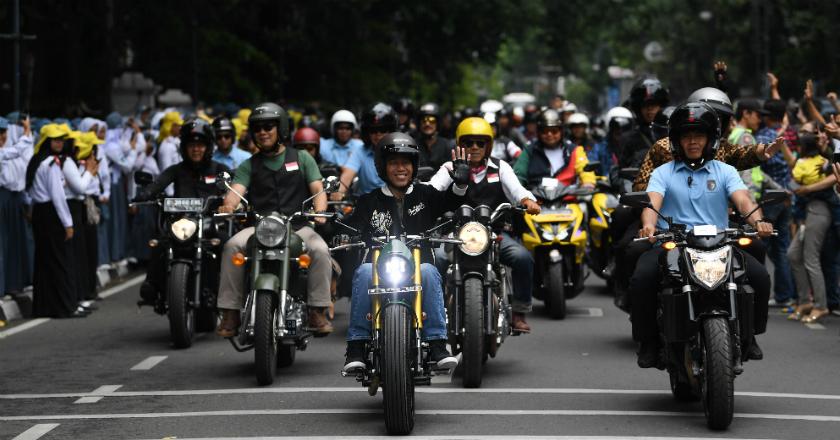 Seperti Dilan, Intip Gagahnya Jokowi Naik Motor di Bandung