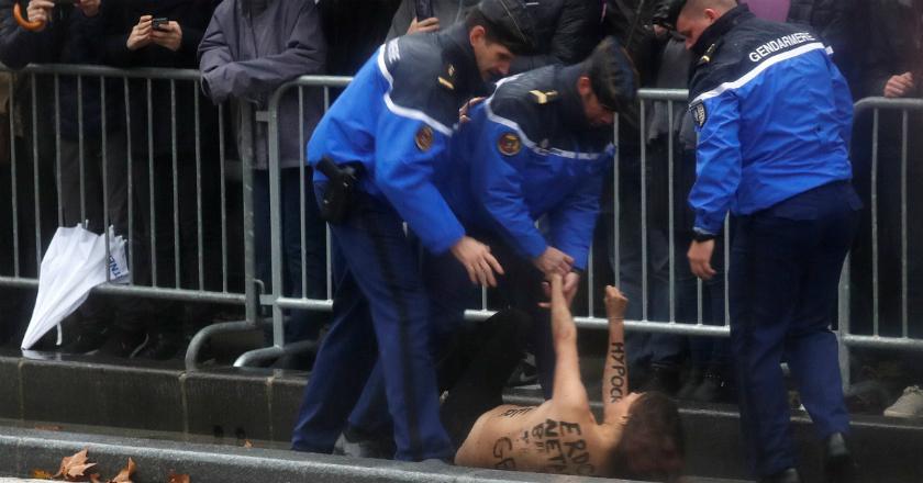 Tiga Aktivis Tanpa Busana Dekati Iring-iringan Presiden AS di Paris