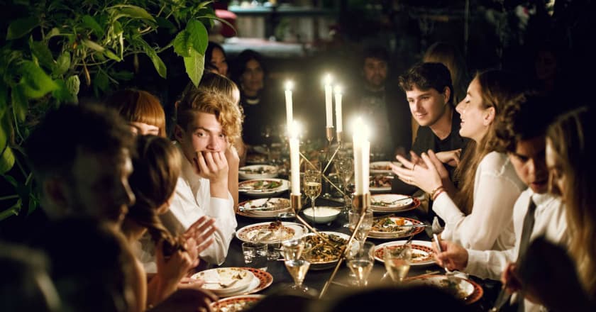 Main Ponsel saat Makan Malam Bikin Kamu Tidak Bahagia