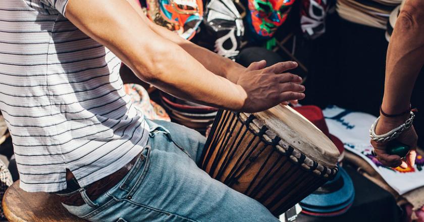 Jangan Goyang Aja! Belajar Nih Soal Kebutuhan Hidup dari Lagu Dangdut