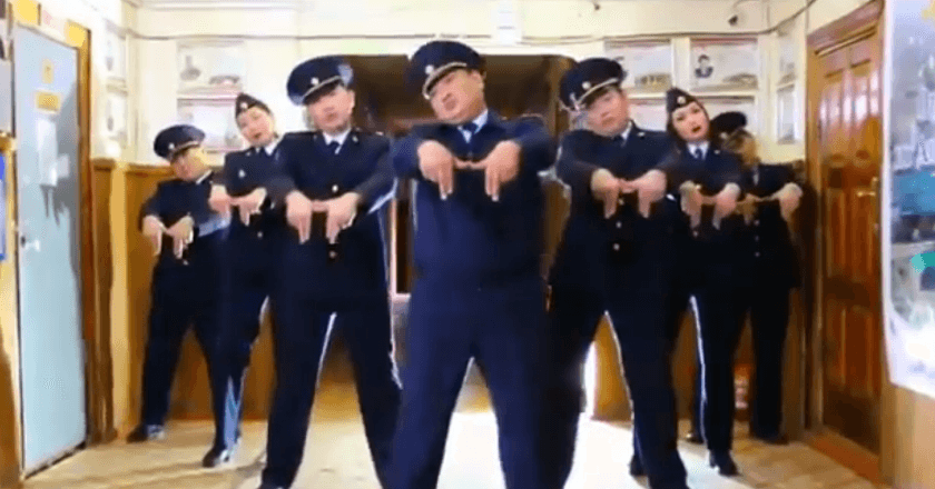 Tarian Anggota Kepolisian Rusia Ini Mendadak Viral