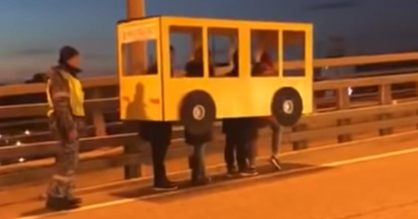 Konyol! Ada 'Bus Palsu' Masuk Jembatan Zolotoy yang Terlarang