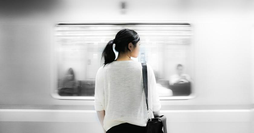 Berniat Bercanda, Wanita asal China Ini Hampir Tertabrak Kereta