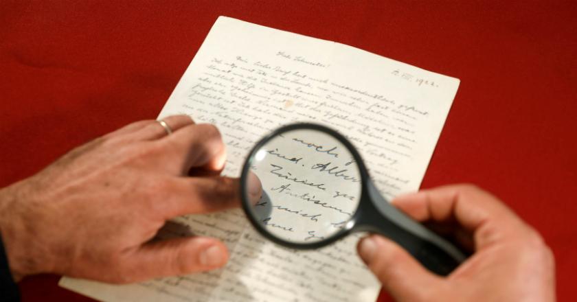 Secarik Surat Albert Einstein Terjual dalam Lelang di Israel, Coba Tebak Berapa Nilainya