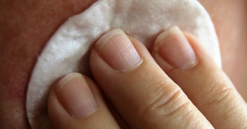 Lebih Baik Bersihkan Make Up Pakai Tisu Basah Atau Kapas?