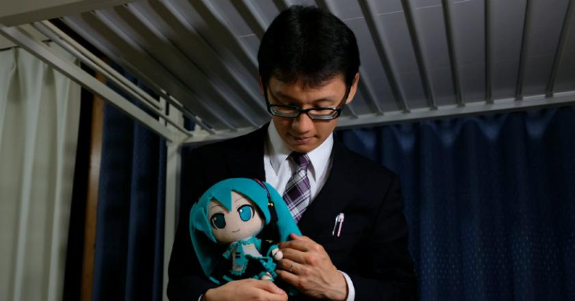 Gokil, Pria Asal Jepang Ini Habiskan 250 Juta untuk Nikahi Boneka Hologram