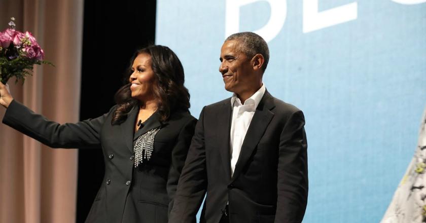 Romantisnya Barack Obama Saat Beri Kejutan Kepada Sang Istri