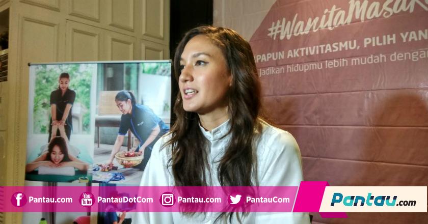 Berkunjung ke Biak, Nadine Chandrawinata Ajak Anak Sekolah Bebaskan Pantai dari Sampah