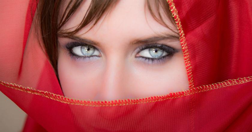 Ini Dia Tips Menggunakan Eyeliner Putih Agar Mata Terlihat Lebih Cerah, Berani Coba?