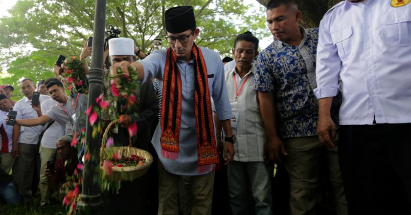 Berkunjung ke Aceh, Sandiaga Ziarah ke Makam Korban Tsunami