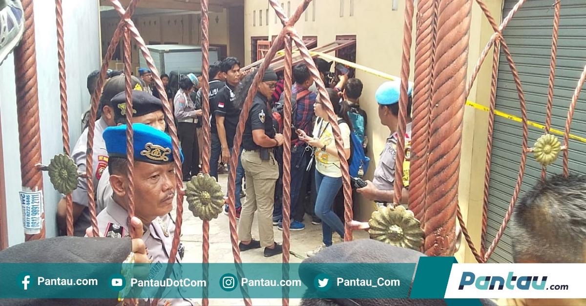 Rekonstruksi Pembunuhan Bekasi: Polisi Buka Paksa Pintu Rumah, Kenapa?