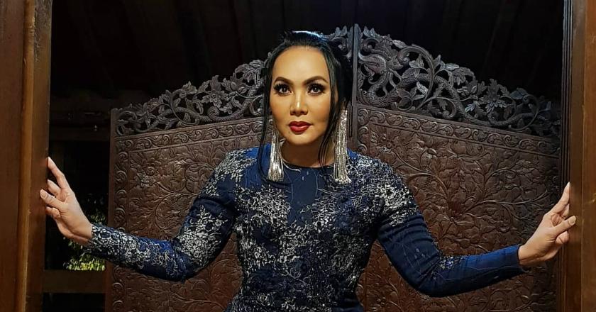 Dewi Gita Menangis Saat Komentari Perceraian Gading-Gisel