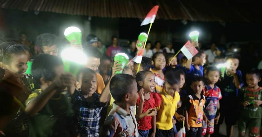 Terangnya Lampu Tenaga Surya Hadirkan Kegembiraan Warga di Sumba Timur
